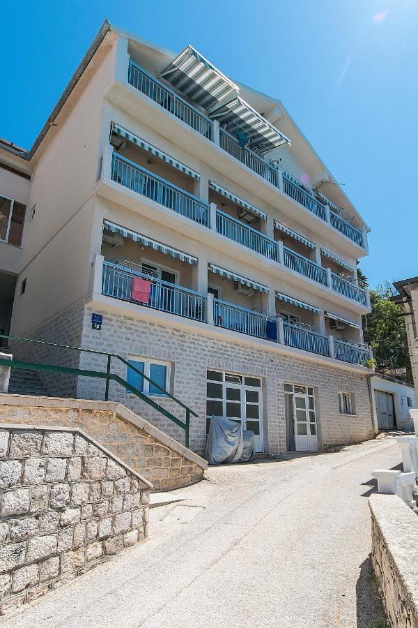 Apartments By The Sea Brist, Makarska - 15714 Подаца Экстерьер фото